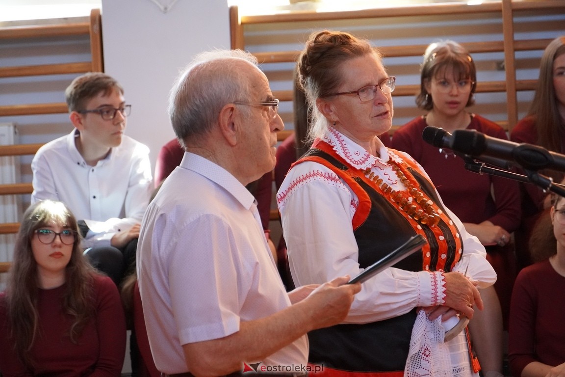 Dzień Kultury Kurpiowskiej w II Liceum Ogólnokształcącym w Ostrołęce [26.05.2024] - zdjęcie #22 - eOstroleka.pl