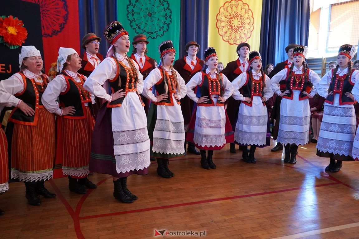 Dzień Kultury Kurpiowskiej w II Liceum Ogólnokształcącym w Ostrołęce [26.05.2024] - zdjęcie #17 - eOstroleka.pl