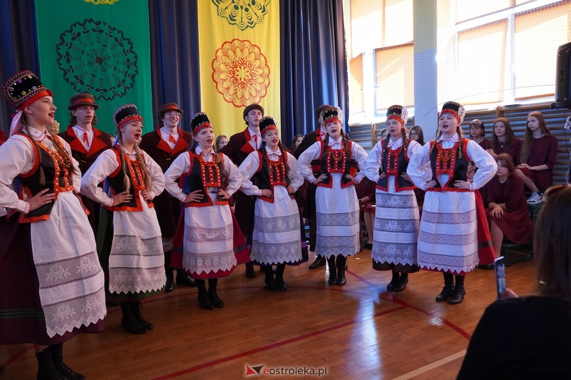 Dzień Kultury Kurpiowskiej w II Liceum Ogólnokształcącym w Ostrołęce [26.05.2024] - zdjęcie #16 - eOstroleka.pl