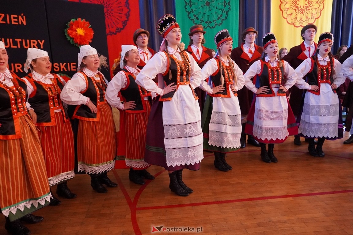 Dzień Kultury Kurpiowskiej w II Liceum Ogólnokształcącym w Ostrołęce [26.05.2024] - zdjęcie #15 - eOstroleka.pl