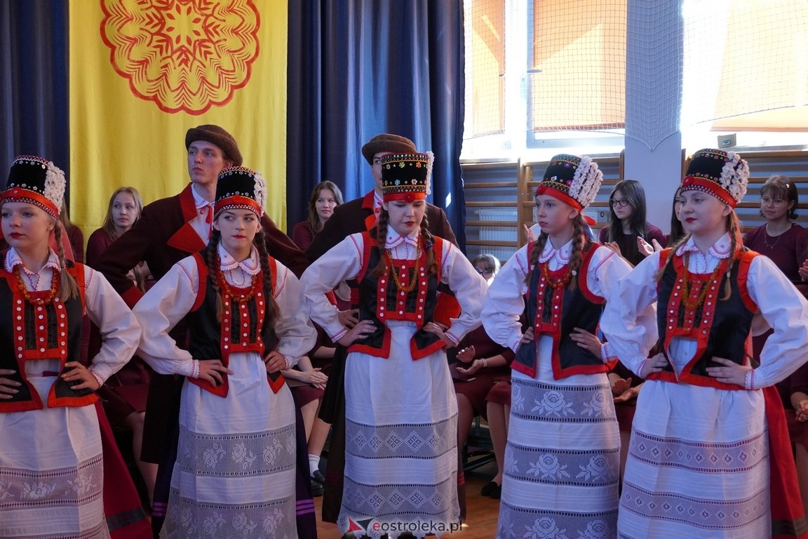 Dzień Kultury Kurpiowskiej w II Liceum Ogólnokształcącym w Ostrołęce [26.05.2024] - zdjęcie #13 - eOstroleka.pl