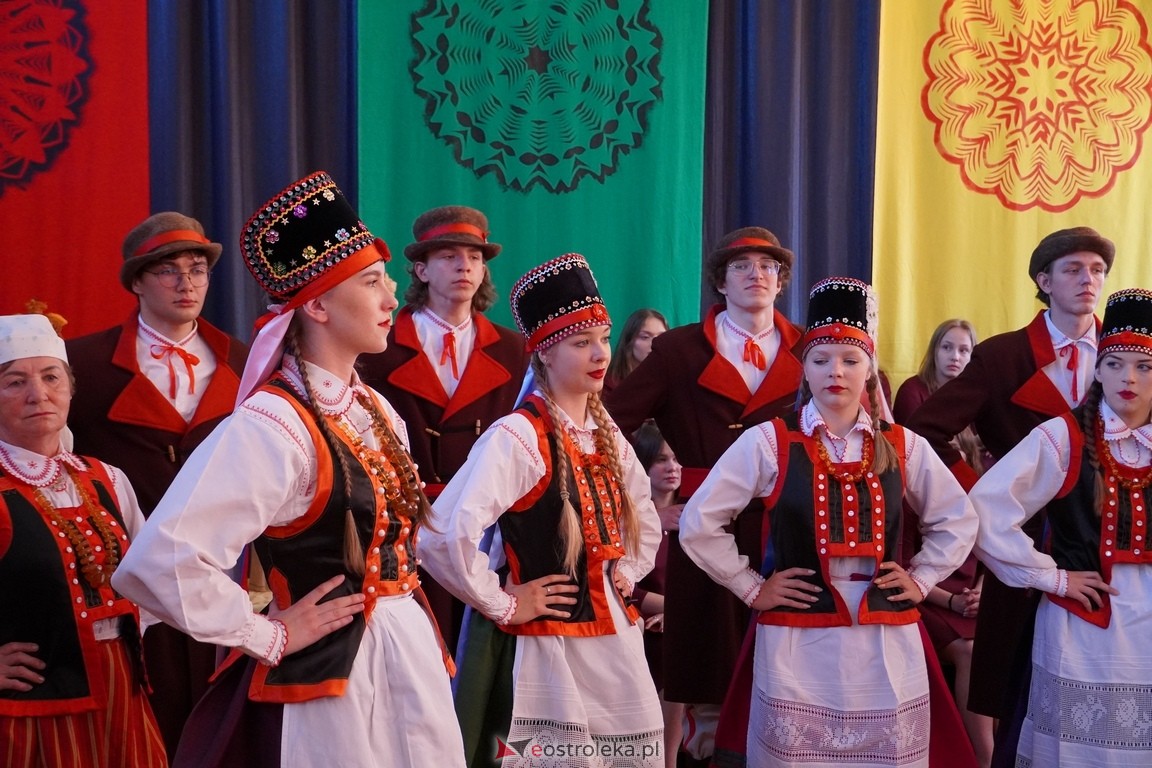 Dzień Kultury Kurpiowskiej w II Liceum Ogólnokształcącym w Ostrołęce [26.05.2024] - zdjęcie #11 - eOstroleka.pl