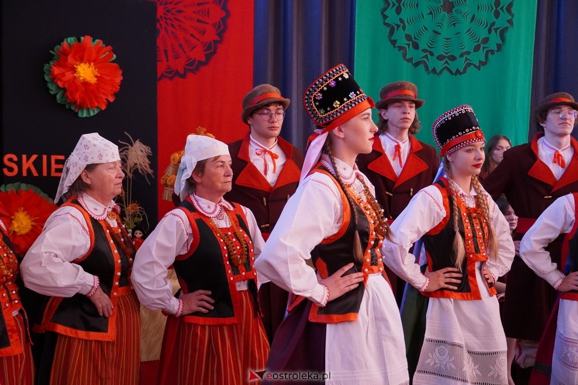 Dzień Kultury Kurpiowskiej w II Liceum Ogólnokształcącym w Ostrołęce [26.05.2024] - zdjęcie #10 - eOstroleka.pl