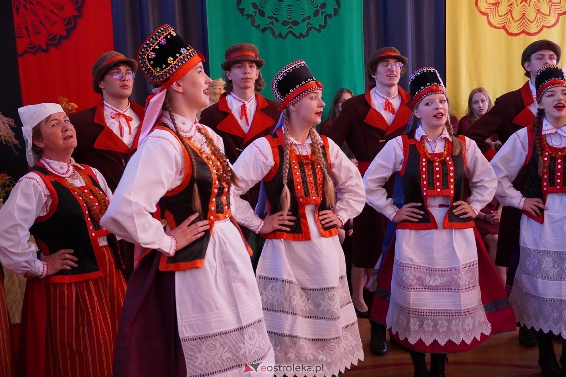 Dzień Kultury Kurpiowskiej w II Liceum Ogólnokształcącym w Ostrołęce [26.05.2024] - zdjęcie #5 - eOstroleka.pl