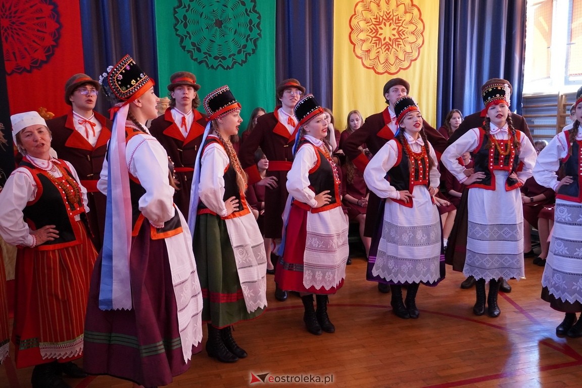Dzień Kultury Kurpiowskiej w II Liceum Ogólnokształcącym w Ostrołęce [26.05.2024] - zdjęcie #4 - eOstroleka.pl