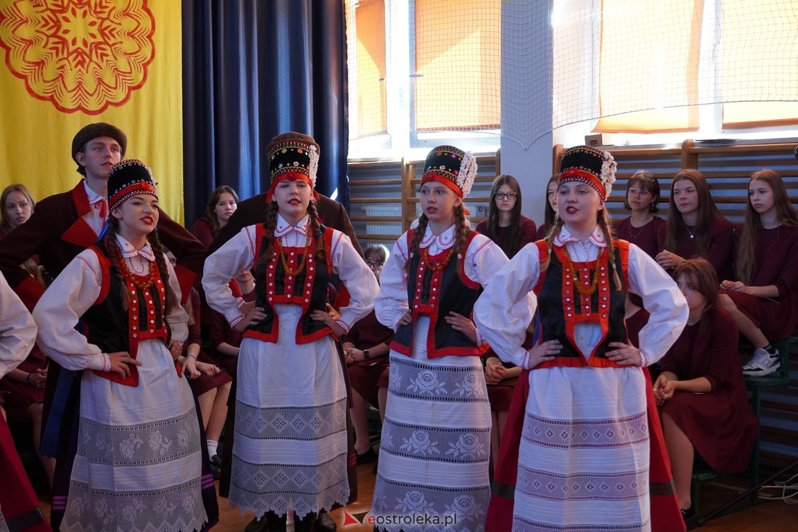 Dzień Kultury Kurpiowskiej w II Liceum Ogólnokształcącym w Ostrołęce [26.05.2024] - zdjęcie #3 - eOstroleka.pl