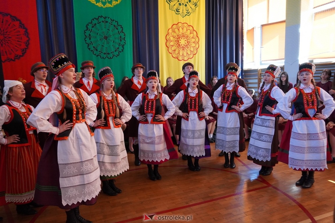Dzień Kultury Kurpiowskiej w II Liceum Ogólnokształcącym w Ostrołęce [26.05.2024] - zdjęcie #2 - eOstroleka.pl