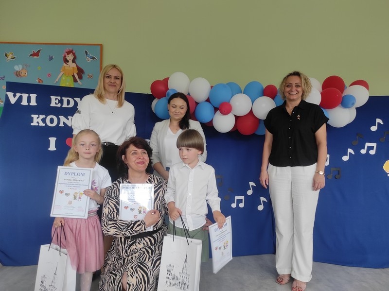 I love english - przedszkolaki w Ostrołęce śpiewają po angielsku! [23.05.2024] - zdjęcie #5 - eOstroleka.pl