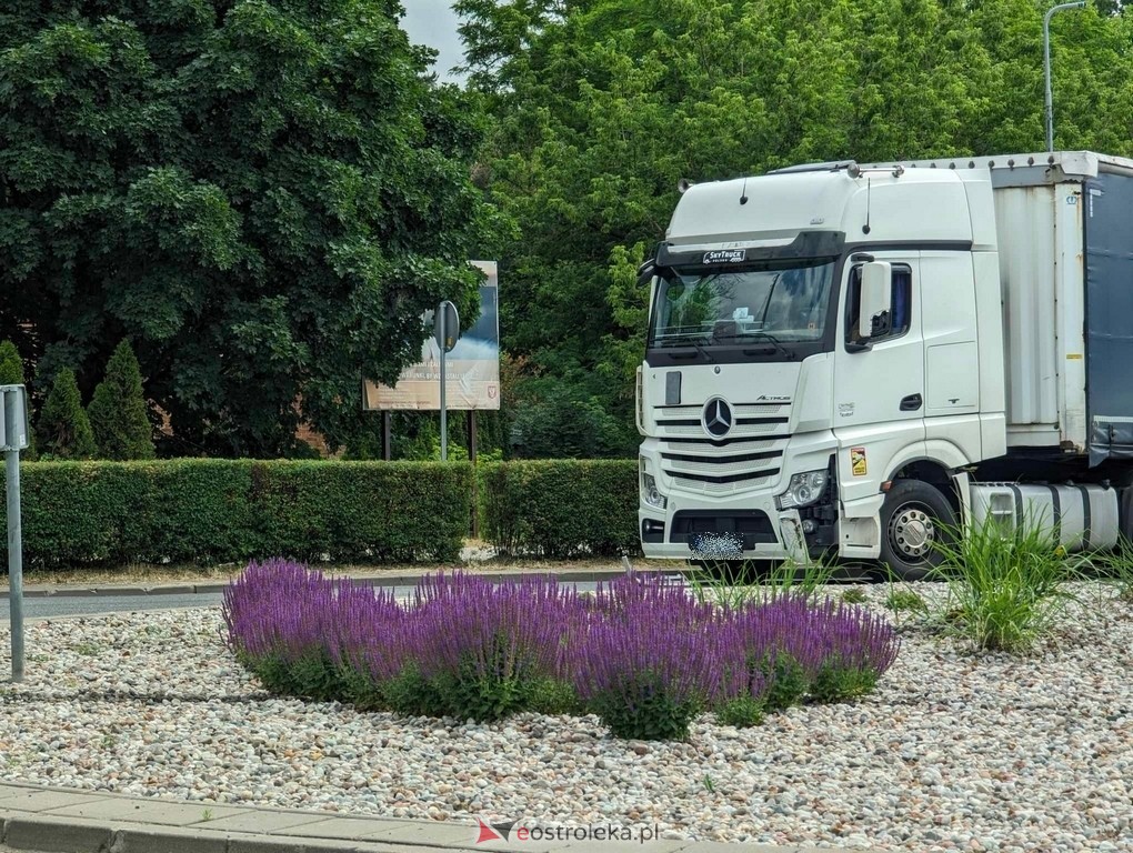 Kollizja na rondzie 5. Pułku Ułanów Zasławskich w Ostrołęce [29.05.2024] - zdjęcie #4 - eOstroleka.pl