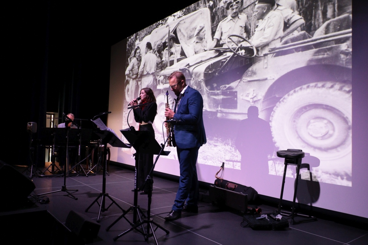 Czerwone maki na Monte Cassino - wieczorny koncert - zdjęcie #4 - eOstroleka.pl