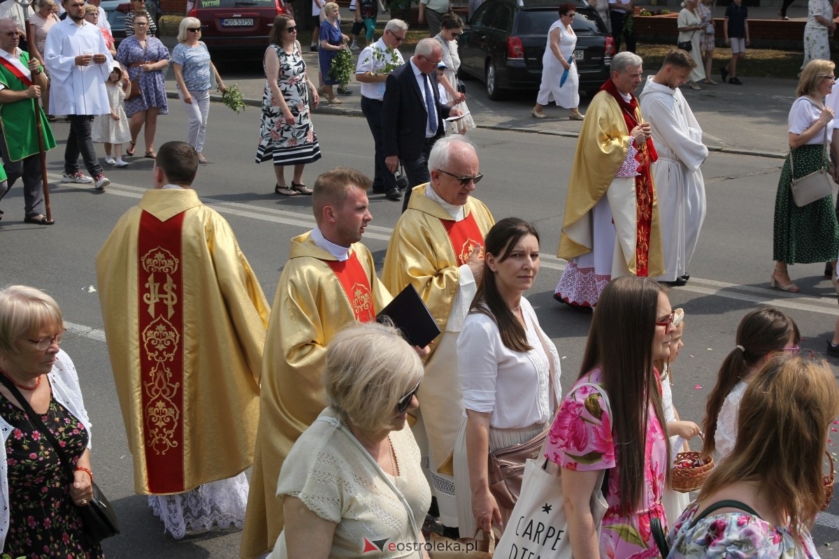 Boże Ciało 2024 - procesja w parafii pw. św. Antoniego Padewskiego w Ostrołęce [30.05.2024] - zdjęcie #77 - eOstroleka.pl