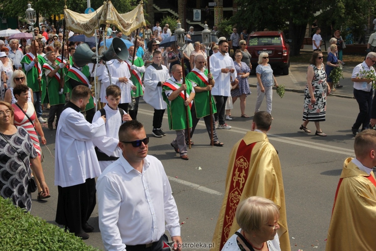 Boże Ciało 2024 - procesja w parafii pw. św. Antoniego Padewskiego w Ostrołęce [30.05.2024] - zdjęcie #75 - eOstroleka.pl