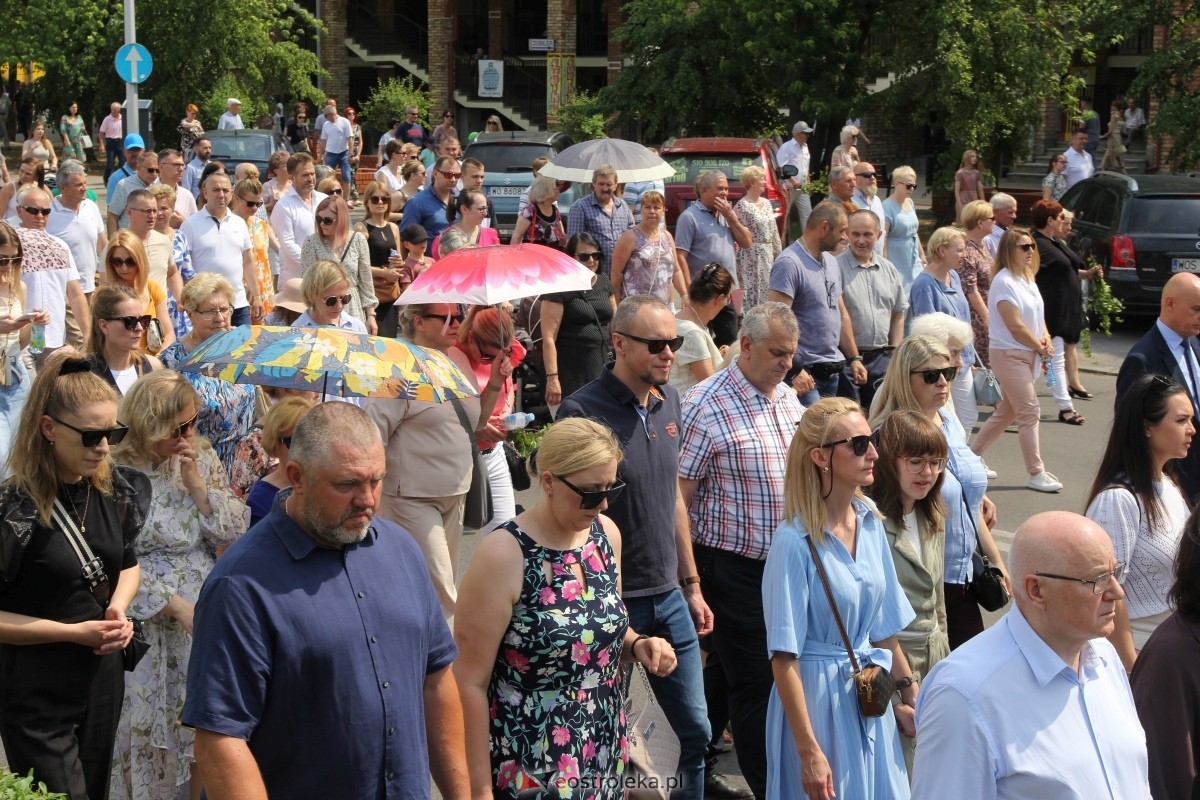 Boże Ciało 2024 - procesja w parafii pw. św. Antoniego Padewskiego w Ostrołęce [30.05.2024] - zdjęcie #24 - eOstroleka.pl