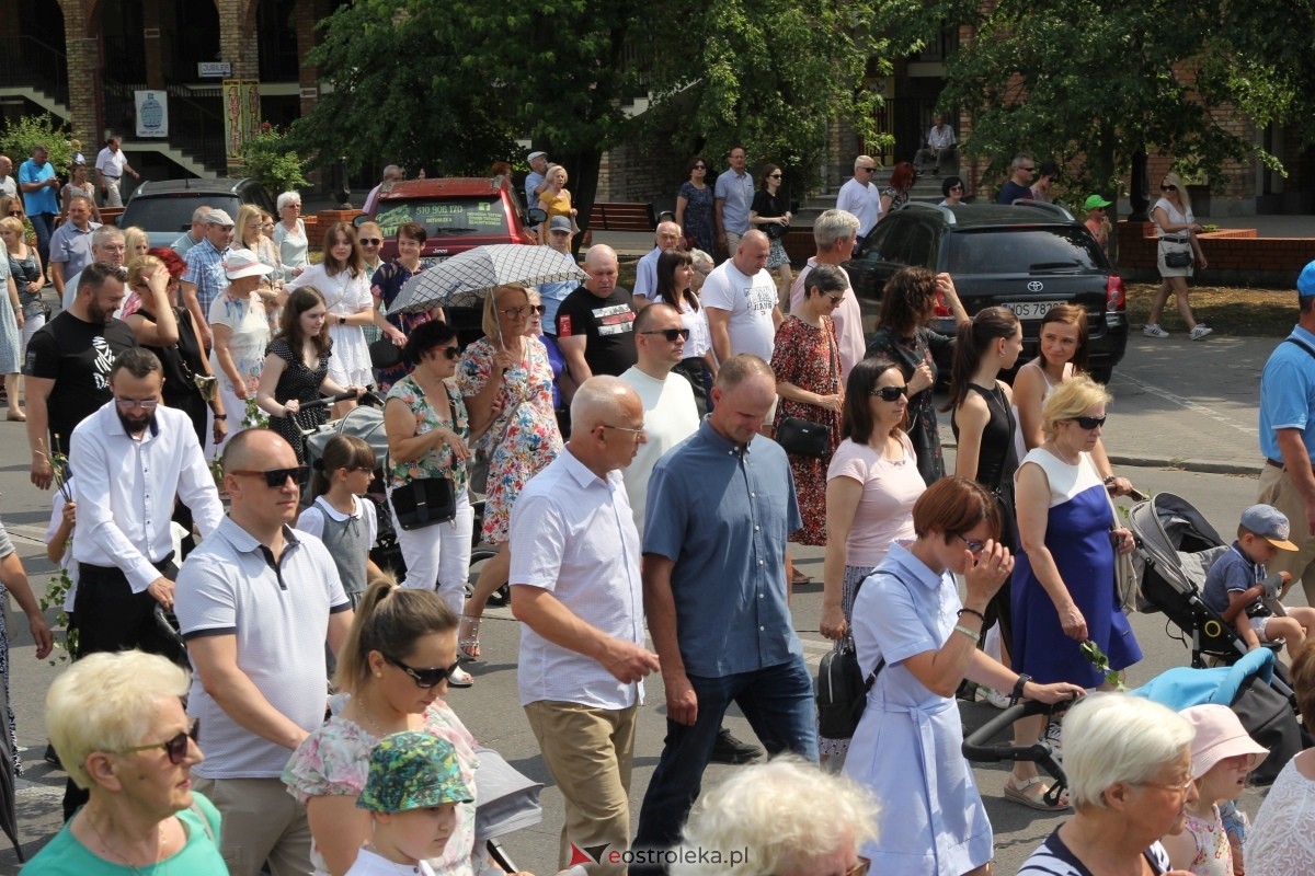 Boże Ciało 2024 - procesja w parafii pw. św. Antoniego Padewskiego w Ostrołęce [30.05.2024] - zdjęcie #12 - eOstroleka.pl