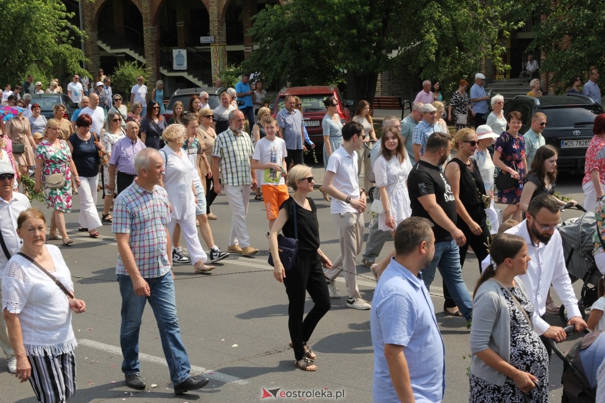 Boże Ciało 2024 - procesja w parafii pw. św. Antoniego Padewskiego w Ostrołęce [30.05.2024] - zdjęcie #8 - eOstroleka.pl