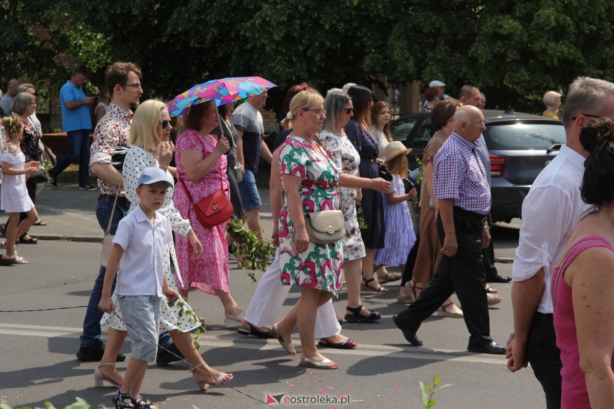 Boże Ciało 2024 - procesja w parafii pw. św. Antoniego Padewskiego w Ostrołęce [30.05.2024] - zdjęcie #7 - eOstroleka.pl