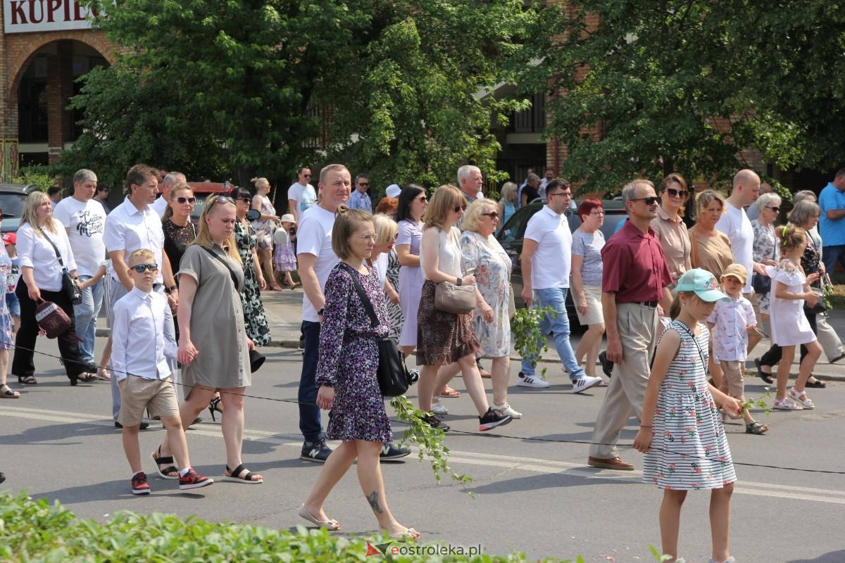 Boże Ciało 2024 - procesja w parafii pw. św. Antoniego Padewskiego w Ostrołęce [30.05.2024] - zdjęcie #6 - eOstroleka.pl