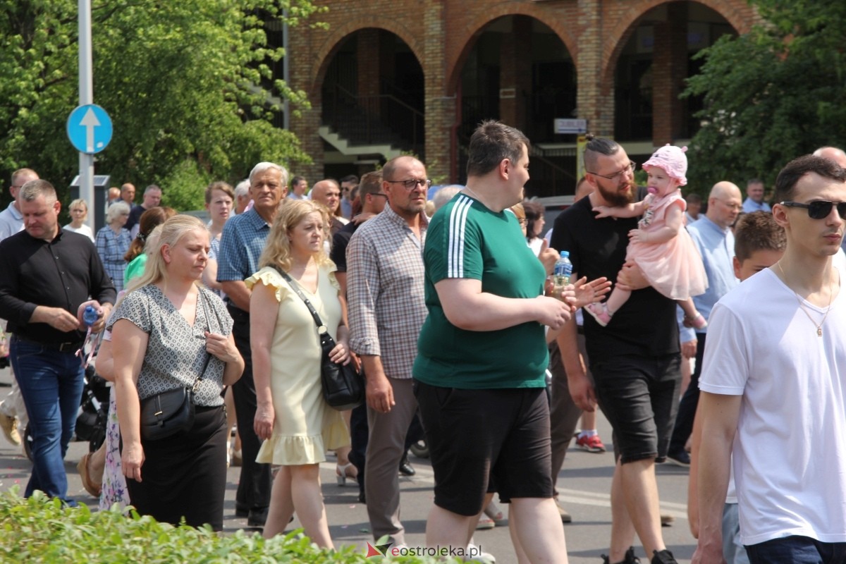 Boże Ciało 2024 - procesja w parafii pw. św. Antoniego Padewskiego w Ostrołęce [30.05.2024] - zdjęcie #4 - eOstroleka.pl