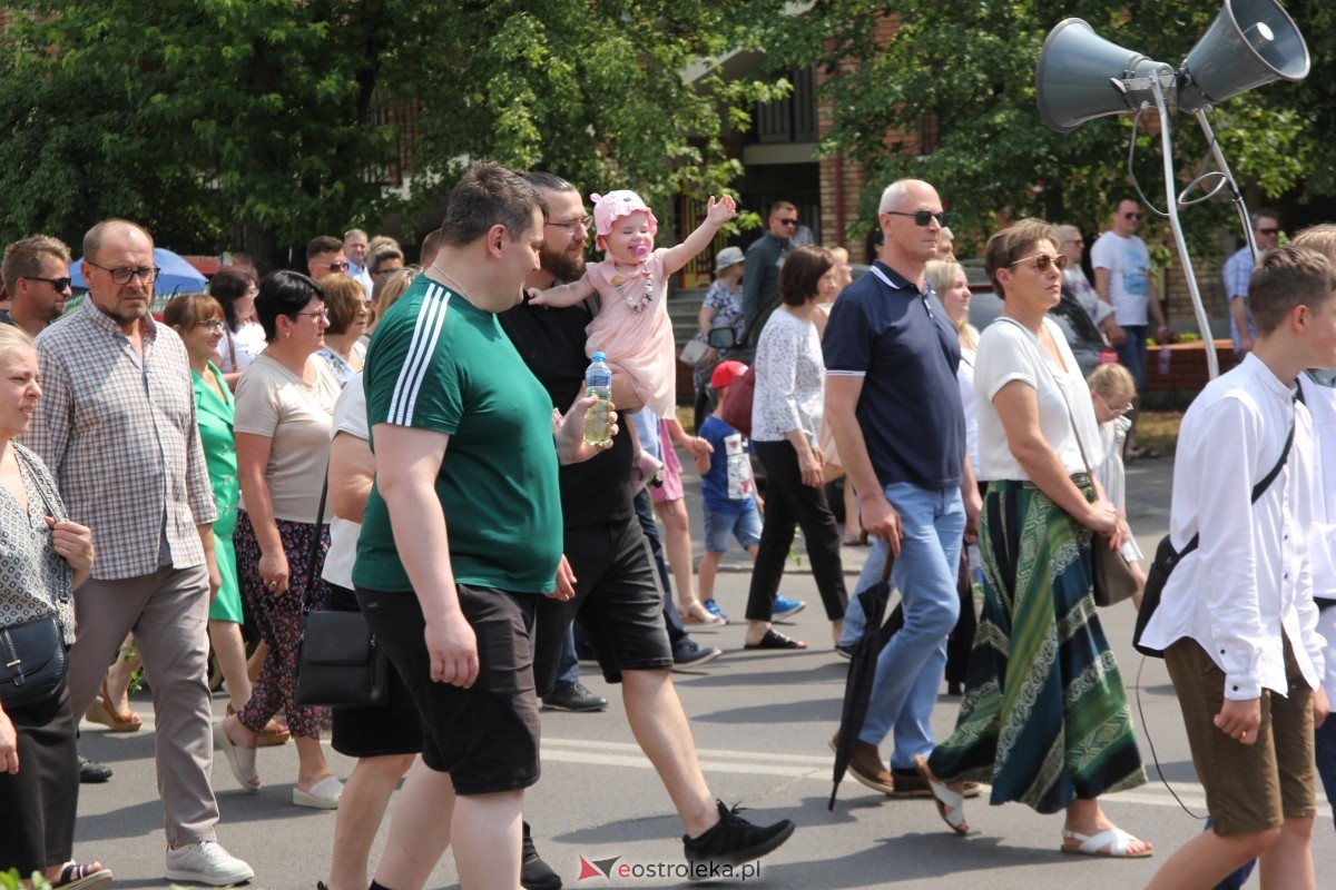 Boże Ciało 2024 - procesja w parafii pw. św. Antoniego Padewskiego w Ostrołęce [30.05.2024] - zdjęcie #2 - eOstroleka.pl