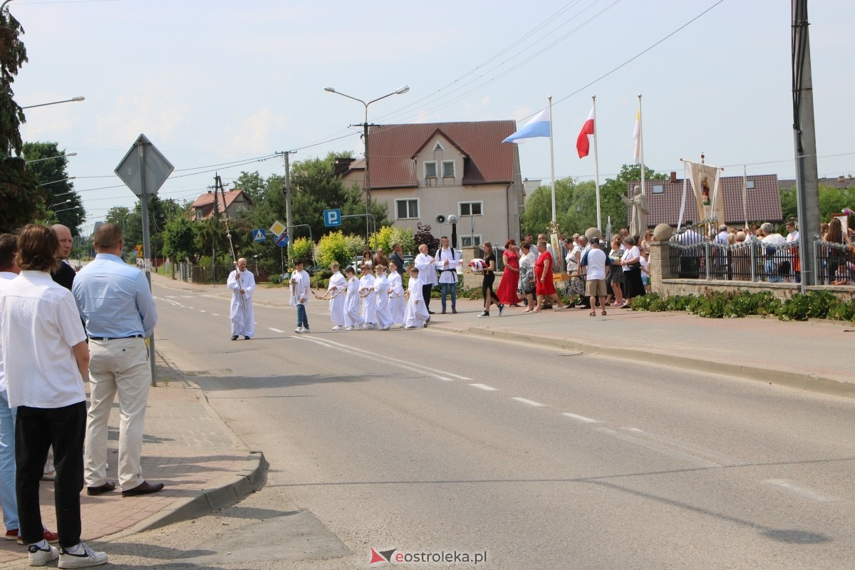 Boże Ciało 2024 na Stacji w Ostrołęce: Uroczysta procesja ulicami osiedla [30.05.2024]] - zdjęcie #101 - eOstroleka.pl