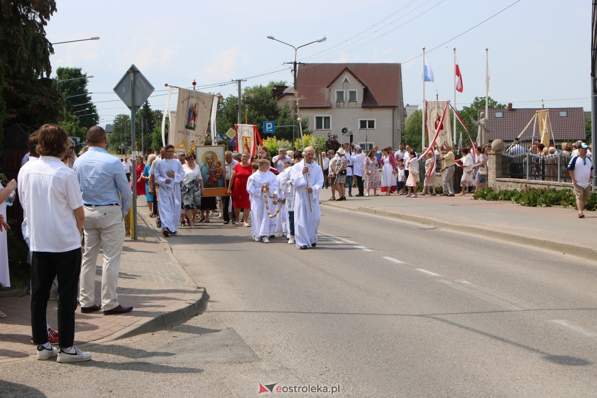 Boże Ciało 2024 na Stacji w Ostrołęce: Uroczysta procesja ulicami osiedla [30.05.2024]] - zdjęcie #100 - eOstroleka.pl