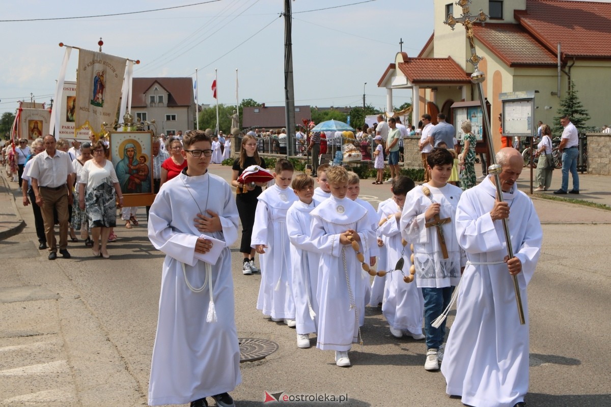 Boże Ciało 2024 na Stacji w Ostrołęce: Uroczysta procesja ulicami osiedla [30.05.2024]] - zdjęcie #96 - eOstroleka.pl