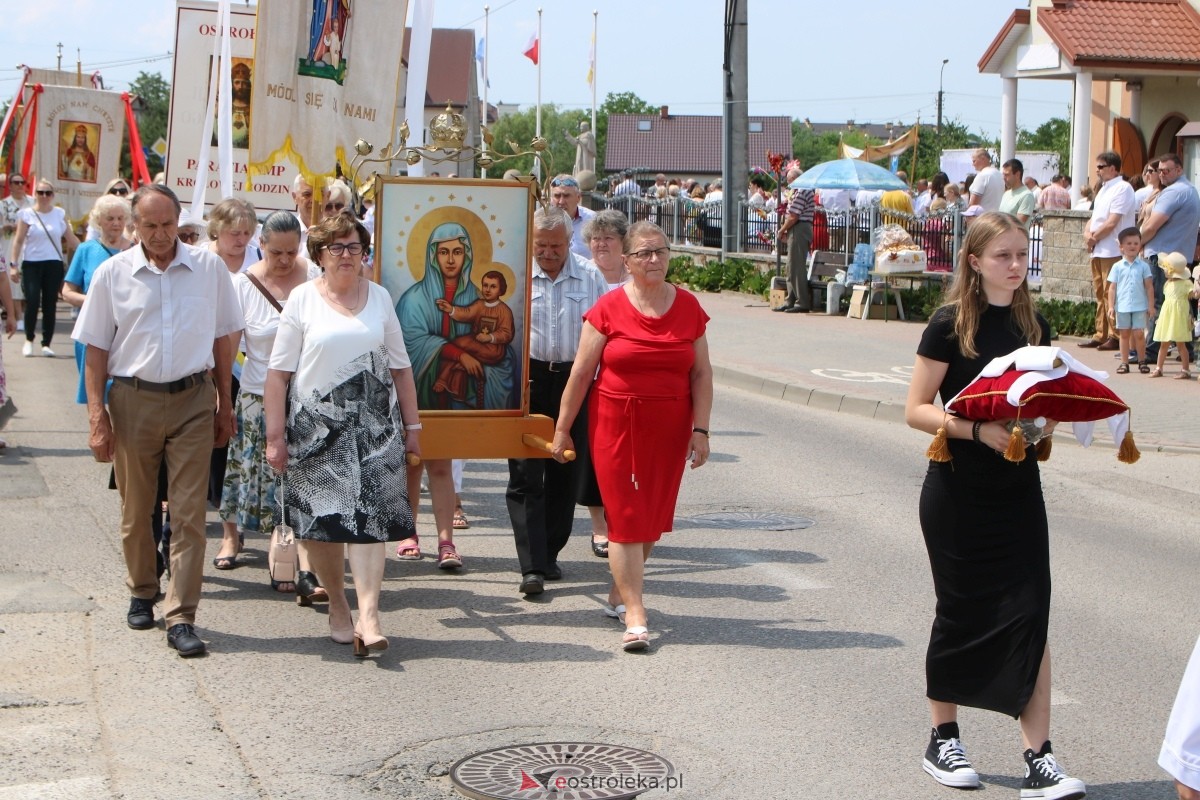 Boże Ciało 2024 na Stacji w Ostrołęce: Uroczysta procesja ulicami osiedla [30.05.2024]] - zdjęcie #95 - eOstroleka.pl