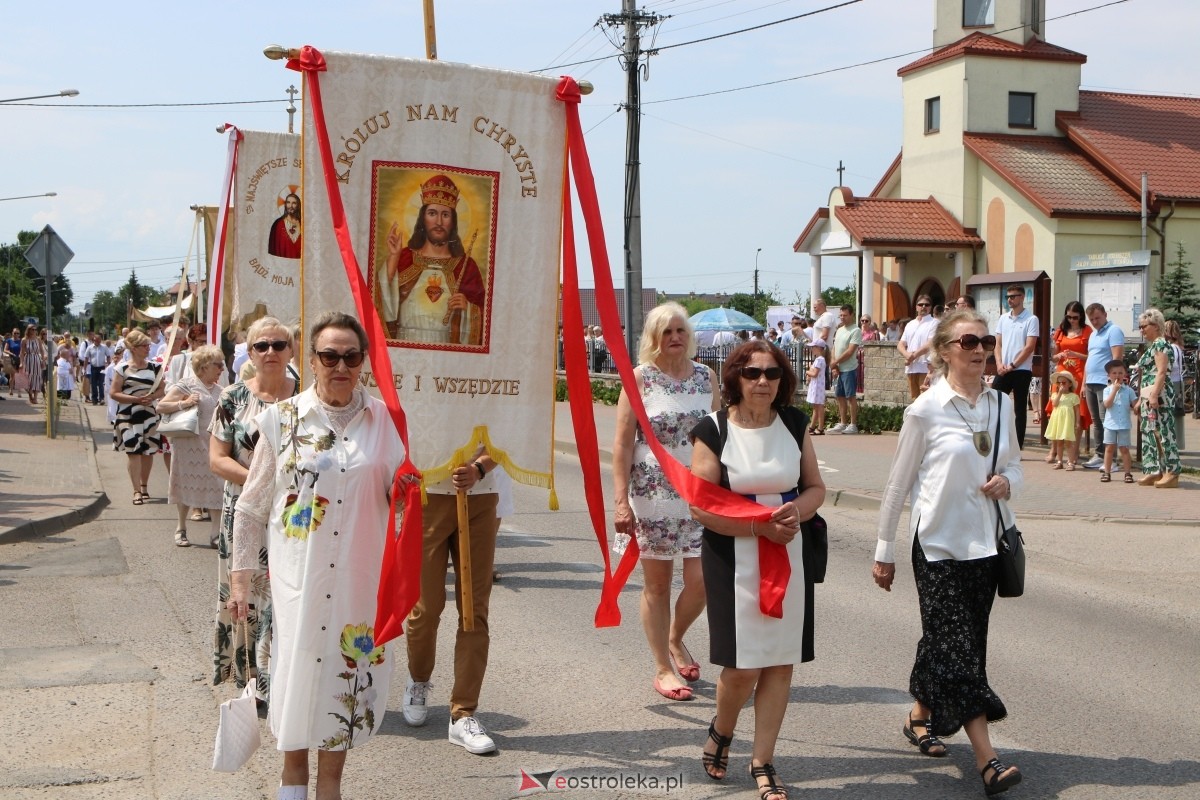 Boże Ciało 2024 na Stacji w Ostrołęce: Uroczysta procesja ulicami osiedla [30.05.2024]] - zdjęcie #90 - eOstroleka.pl