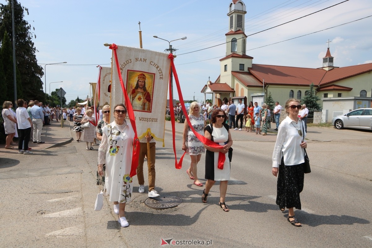 Boże Ciało 2024 na Stacji w Ostrołęce: Uroczysta procesja ulicami osiedla [30.05.2024]] - zdjęcie #89 - eOstroleka.pl