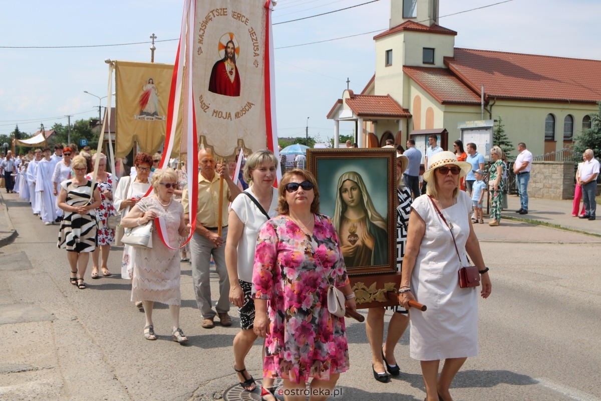 Boże Ciało 2024 na Stacji w Ostrołęce: Uroczysta procesja ulicami osiedla [30.05.2024]] - zdjęcie #88 - eOstroleka.pl