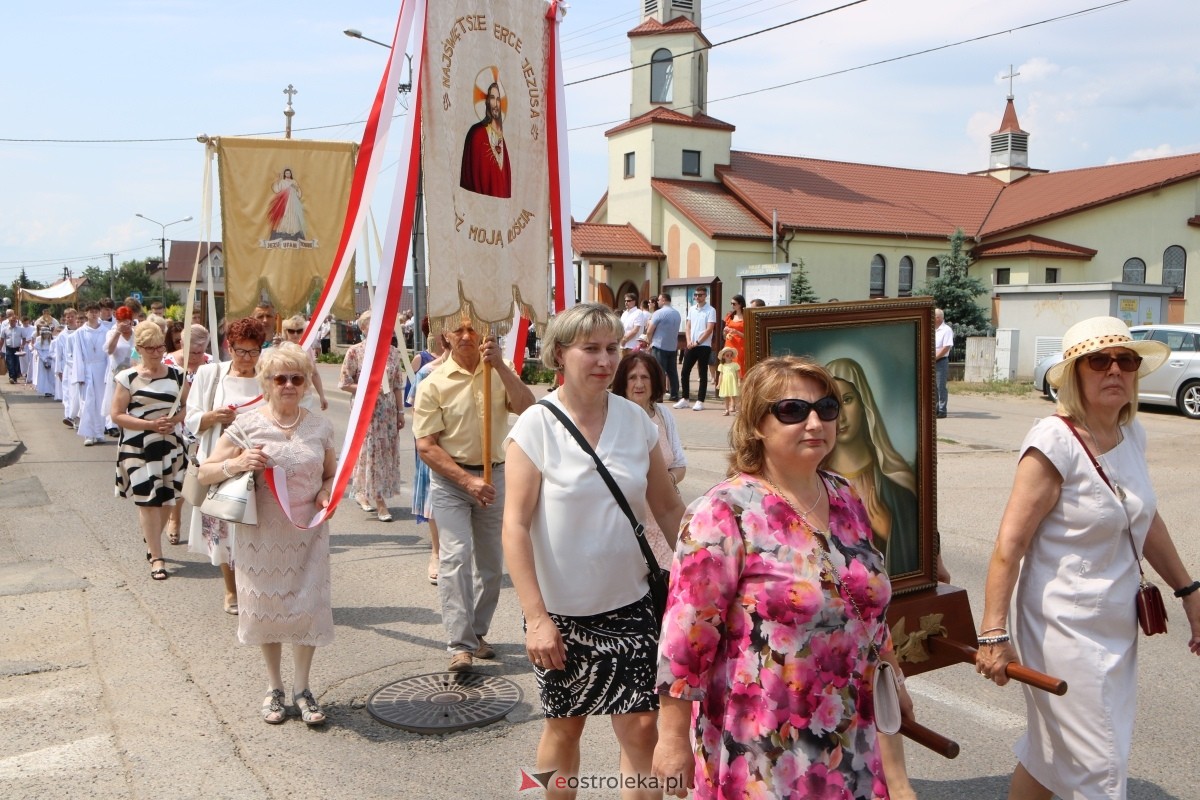 Boże Ciało 2024 na Stacji w Ostrołęce: Uroczysta procesja ulicami osiedla [30.05.2024]] - zdjęcie #86 - eOstroleka.pl
