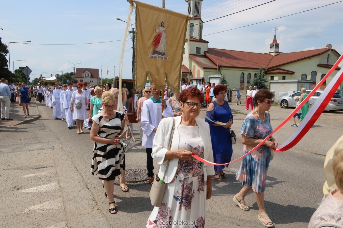 Boże Ciało 2024 na Stacji w Ostrołęce: Uroczysta procesja ulicami osiedla [30.05.2024]] - zdjęcie #85 - eOstroleka.pl