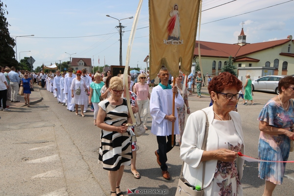 Boże Ciało 2024 na Stacji w Ostrołęce: Uroczysta procesja ulicami osiedla [30.05.2024]] - zdjęcie #84 - eOstroleka.pl