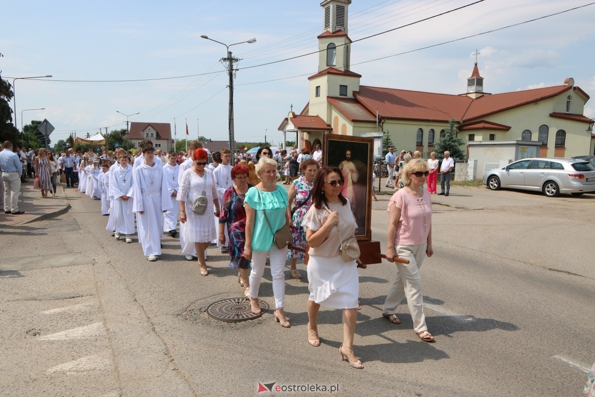Boże Ciało 2024 na Stacji w Ostrołęce: Uroczysta procesja ulicami osiedla [30.05.2024]] - zdjęcie #83 - eOstroleka.pl