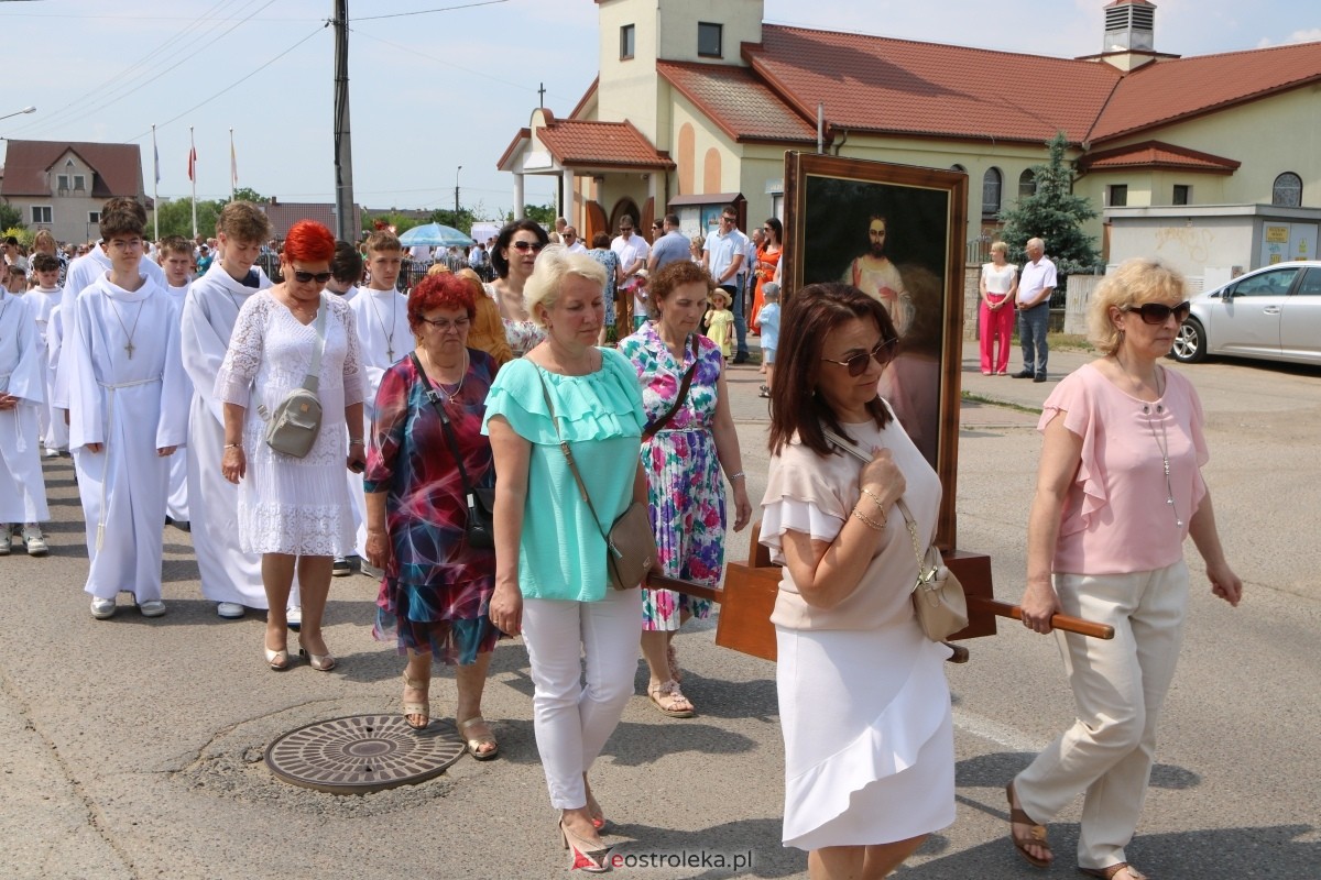 Boże Ciało 2024 na Stacji w Ostrołęce: Uroczysta procesja ulicami osiedla [30.05.2024]] - zdjęcie #82 - eOstroleka.pl