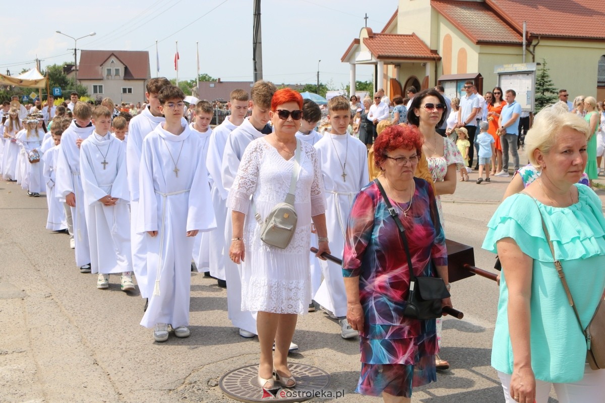Boże Ciało 2024 na Stacji w Ostrołęce: Uroczysta procesja ulicami osiedla [30.05.2024]] - zdjęcie #81 - eOstroleka.pl