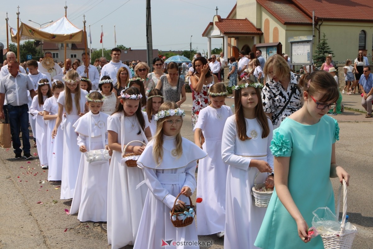 Boże Ciało 2024 na Stacji w Ostrołęce: Uroczysta procesja ulicami osiedla [30.05.2024]] - zdjęcie #78 - eOstroleka.pl