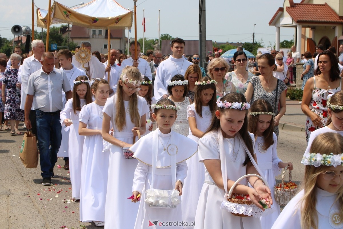 Boże Ciało 2024 na Stacji w Ostrołęce: Uroczysta procesja ulicami osiedla [30.05.2024]] - zdjęcie #77 - eOstroleka.pl