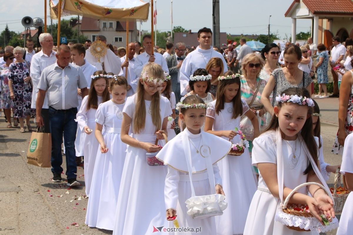 Boże Ciało 2024 na Stacji w Ostrołęce: Uroczysta procesja ulicami osiedla [30.05.2024]] - zdjęcie #76 - eOstroleka.pl