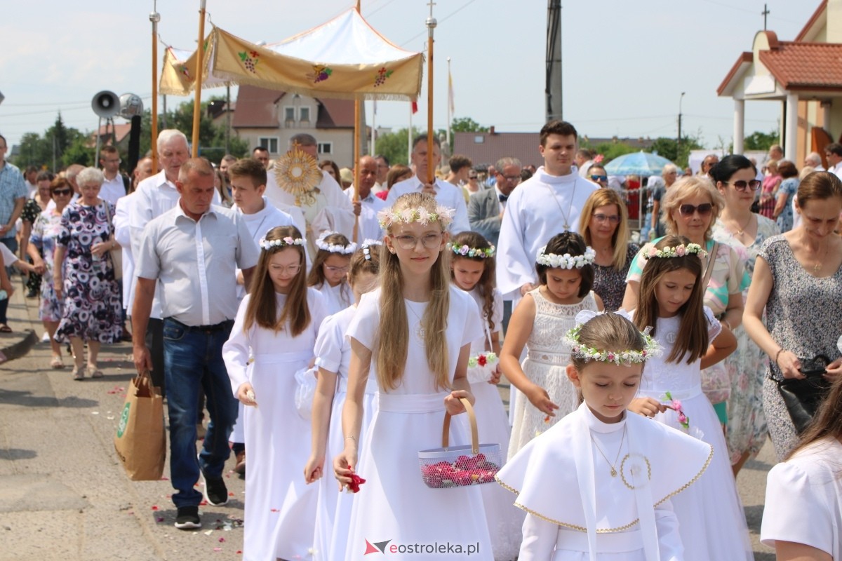 Boże Ciało 2024 na Stacji w Ostrołęce: Uroczysta procesja ulicami osiedla [30.05.2024]] - zdjęcie #75 - eOstroleka.pl