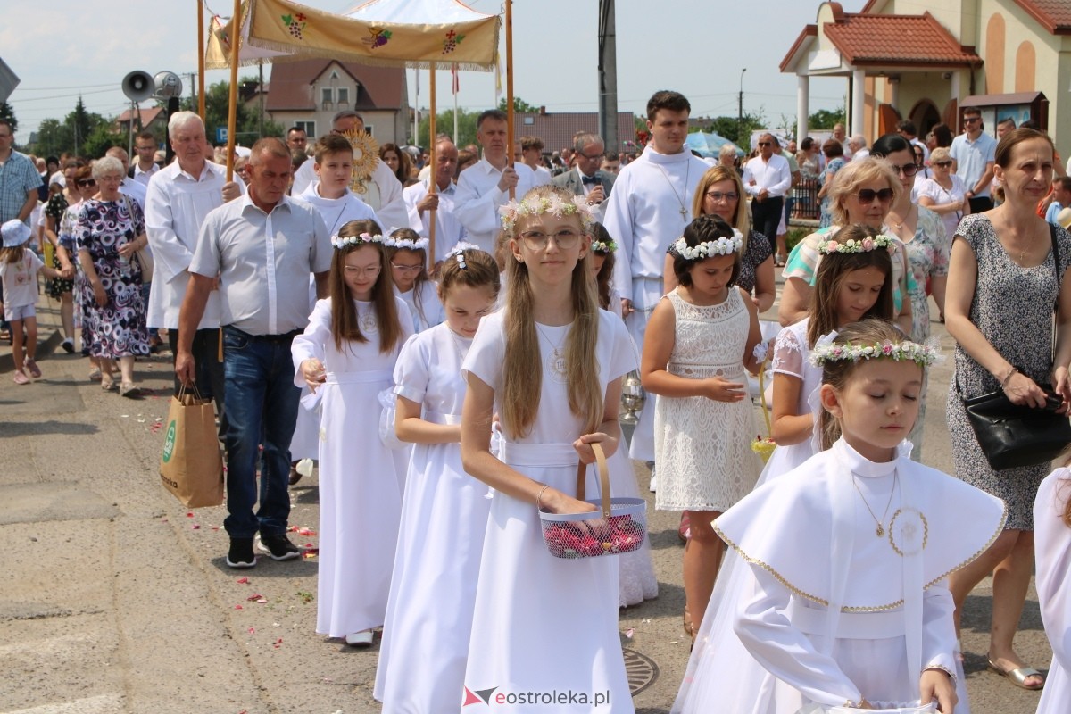 Boże Ciało 2024 na Stacji w Ostrołęce: Uroczysta procesja ulicami osiedla [30.05.2024]] - zdjęcie #74 - eOstroleka.pl