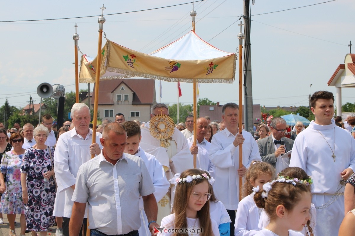 Boże Ciało 2024 na Stacji w Ostrołęce: Uroczysta procesja ulicami osiedla [30.05.2024]] - zdjęcie #73 - eOstroleka.pl