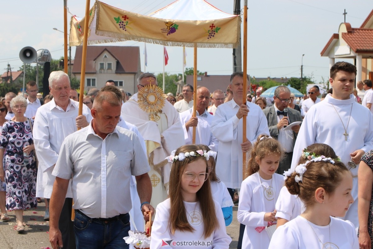 Boże Ciało 2024 na Stacji w Ostrołęce: Uroczysta procesja ulicami osiedla [30.05.2024]] - zdjęcie #72 - eOstroleka.pl