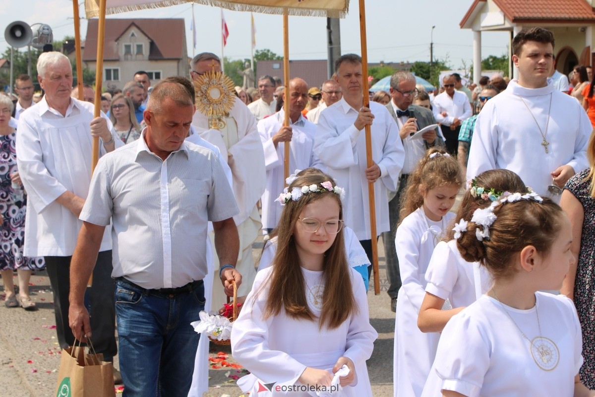 Boże Ciało 2024 na Stacji w Ostrołęce: Uroczysta procesja ulicami osiedla [30.05.2024]] - zdjęcie #71 - eOstroleka.pl