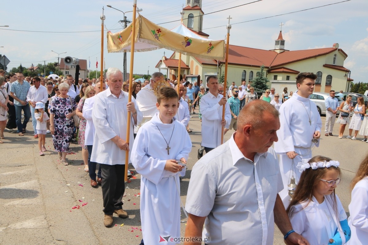 Boże Ciało 2024 na Stacji w Ostrołęce: Uroczysta procesja ulicami osiedla [30.05.2024]] - zdjęcie #70 - eOstroleka.pl