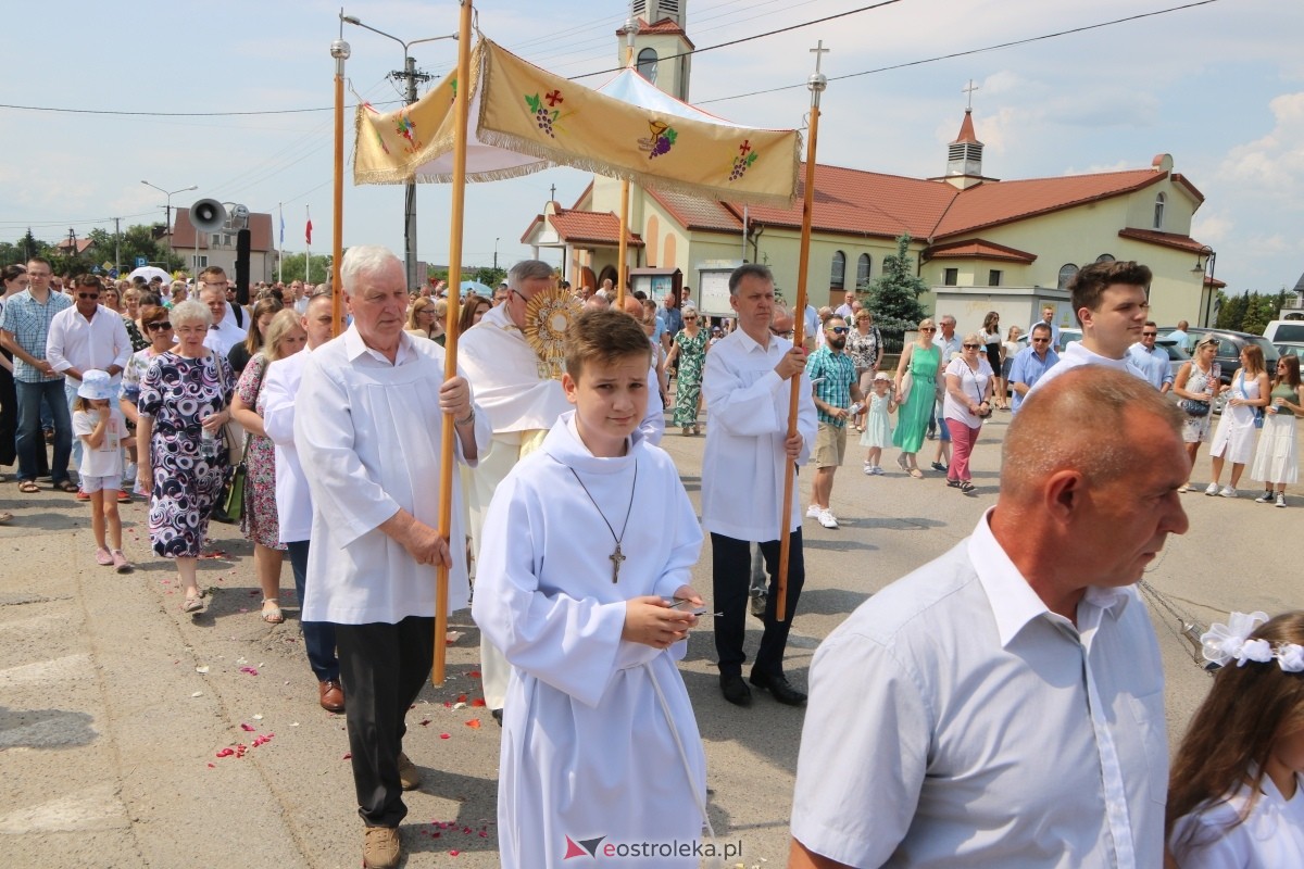 Boże Ciało 2024 na Stacji w Ostrołęce: Uroczysta procesja ulicami osiedla [30.05.2024]] - zdjęcie #69 - eOstroleka.pl