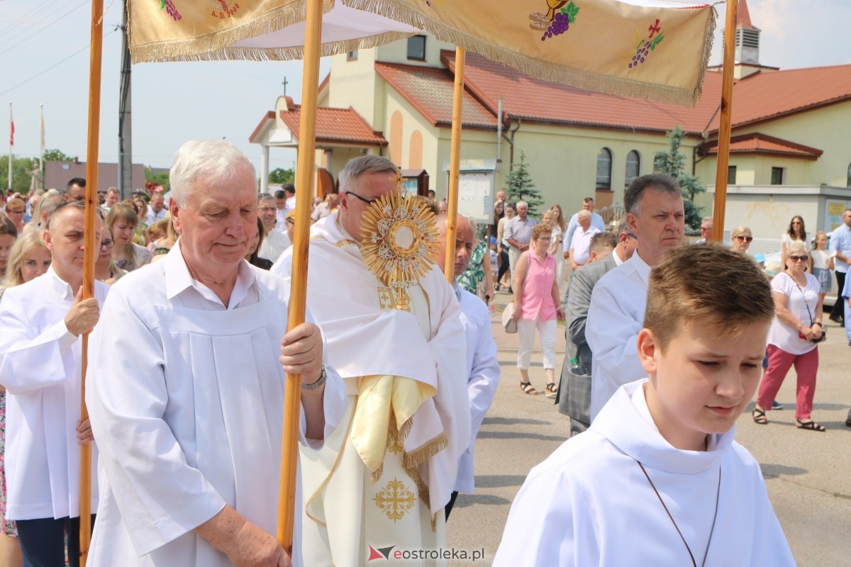 Boże Ciało 2024 na Stacji w Ostrołęce: Uroczysta procesja ulicami osiedla [30.05.2024]] - zdjęcie #68 - eOstroleka.pl