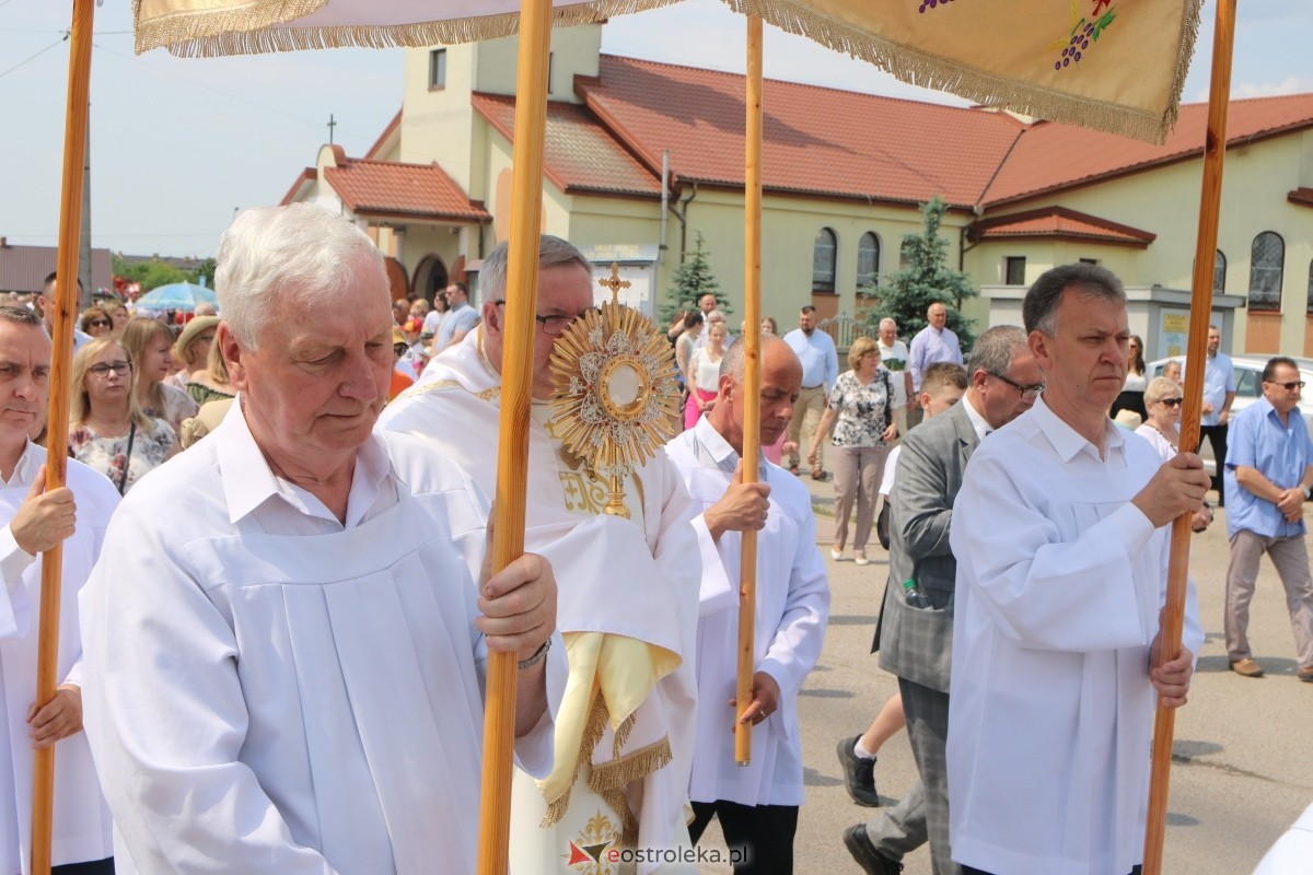 Boże Ciało 2024 na Stacji w Ostrołęce: Uroczysta procesja ulicami osiedla [30.05.2024]] - zdjęcie #67 - eOstroleka.pl