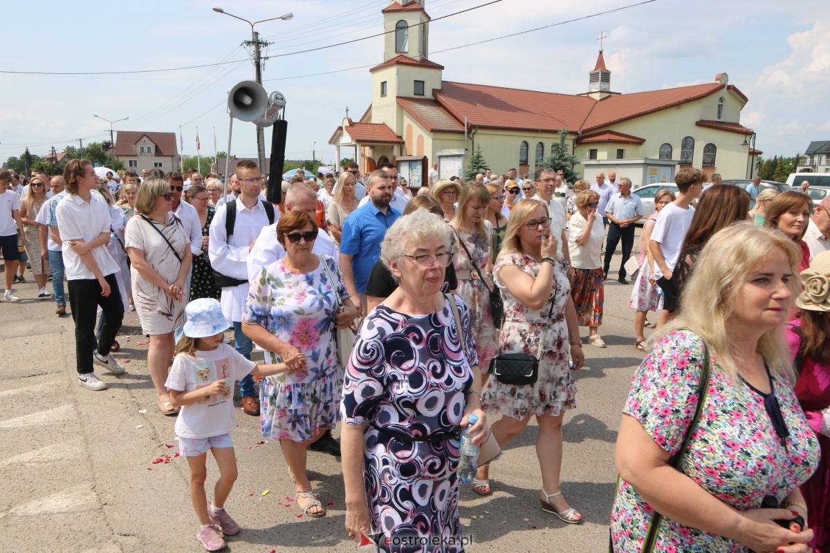 Boże Ciało 2024 na Stacji w Ostrołęce: Uroczysta procesja ulicami osiedla [30.05.2024]] - zdjęcie #63 - eOstroleka.pl