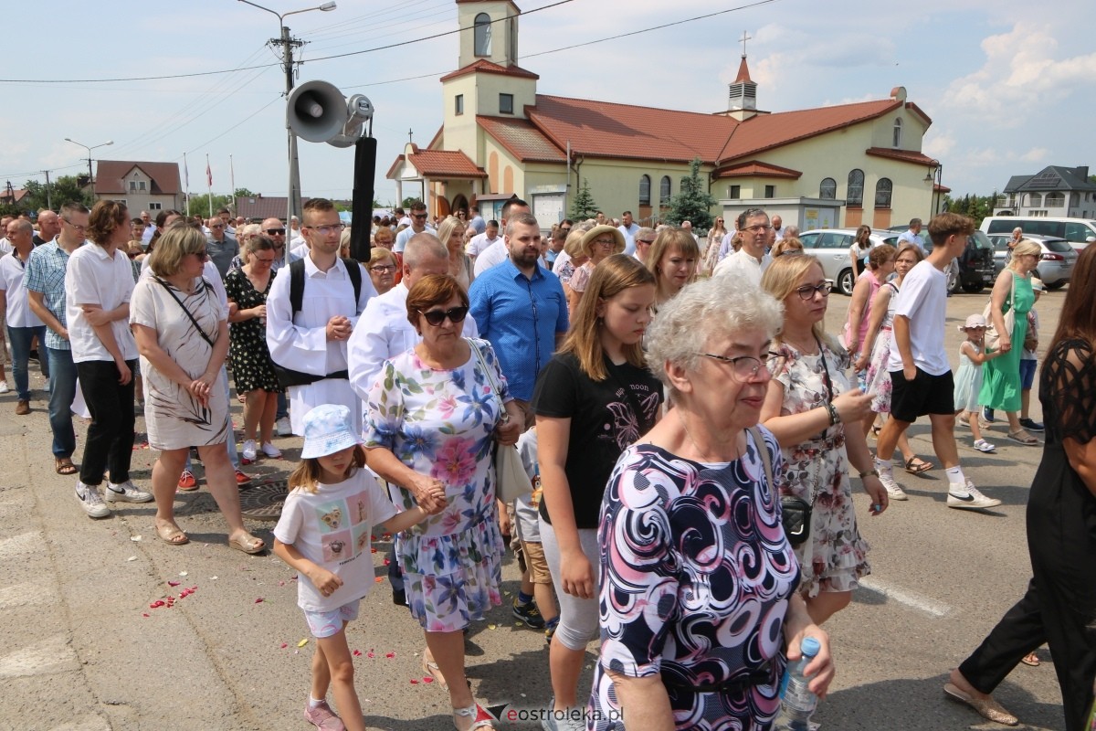 Boże Ciało 2024 na Stacji w Ostrołęce: Uroczysta procesja ulicami osiedla [30.05.2024]] - zdjęcie #62 - eOstroleka.pl